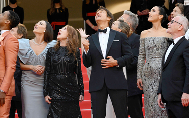 Od prawej: Thierry Fremaux dyrektor festiwalu w Cannes, Jennifer Connelly i Tom Cruise podziwiają pr