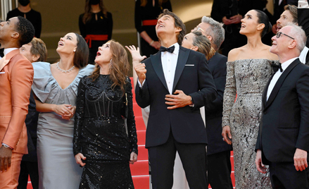 Od prawej: Thierry Fremaux dyrektor festiwalu w Cannes, Jennifer Connelly i Tom Cruise podziwiają pr
