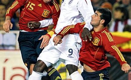 Mecz w Sewilli. Sergio Ramos (z lewej), Emile Heskey i Raul Albiol