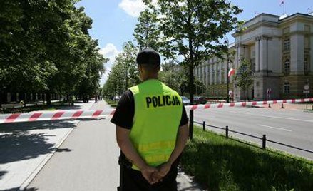 Mężczyzna zostawił paczkę przed kancelarią premiera i uciekł