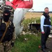 Przedstawiciele misji OBWE pod ochroną donieckich separatystów oglądają resztki samolotu na polu w p