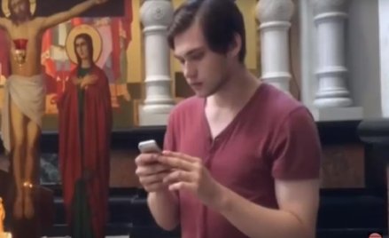 Rusłan Sokołow łapie pokemony w Cerkwi na Krwi w Jekaterynburgu