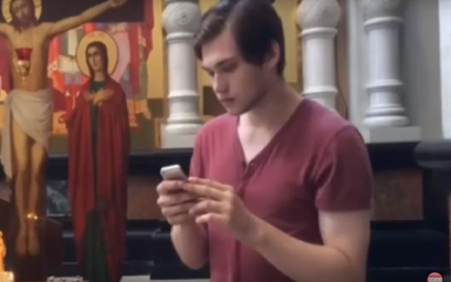 Rusłan Sokołow łapie pokemony w Cerkwi na Krwi w Jekaterynburgu