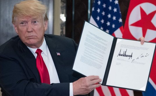 Dokument pokazał do dziennikarzy Donald Trump. Treść poznaliśmy dzięki powiększeniu.