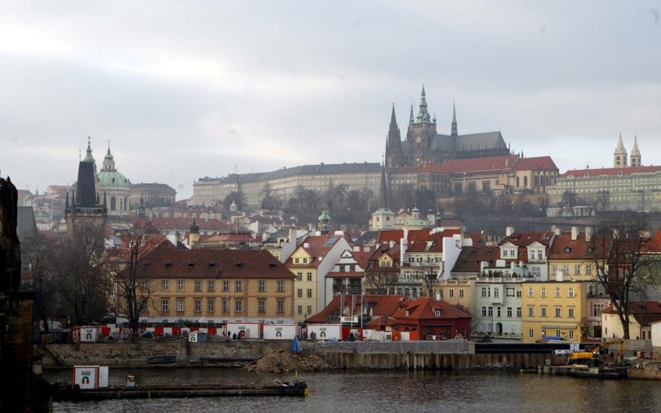 Dlaczego zagranica osaczyła czeską koronę?