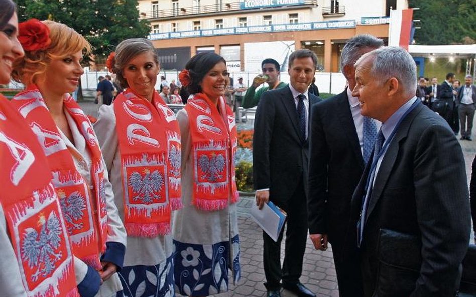 Jan Krzysztof Bielecki, President of the Bank Pekao SA and hostesses at Krynica’s promenade