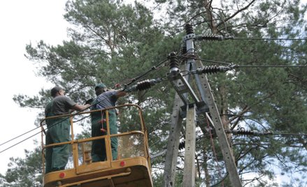 Kilkaset gospodarstw bez prądu. Są ograniczenia mocy