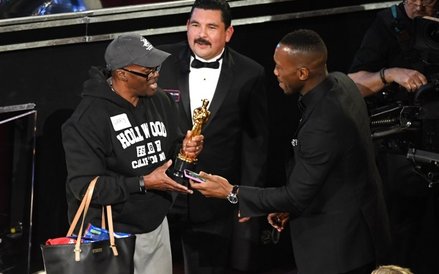 Uczestnicy wycieczki po Hollywood niespodziewanie weszli na salę i otrzymali szansę uściśnięcia dłon