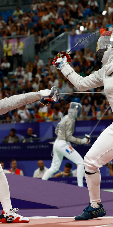 Hayoung Jeon of South Korea i Nada Hafez - pojedynek na Igrzyskach Olimpijskich w Paryżu.