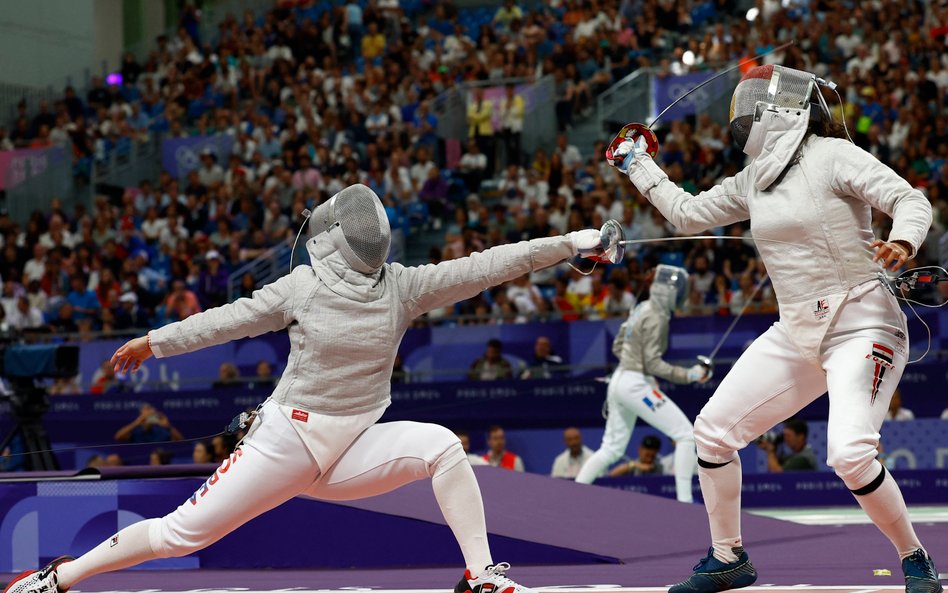 Hayoung Jeon of South Korea i Nada Hafez - pojedynek na Igrzyskach Olimpijskich w Paryżu.