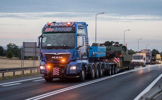 Pierwsze szkolne Abramsy M1A2SEPv2 po przekroczeniu granicy Polski.
