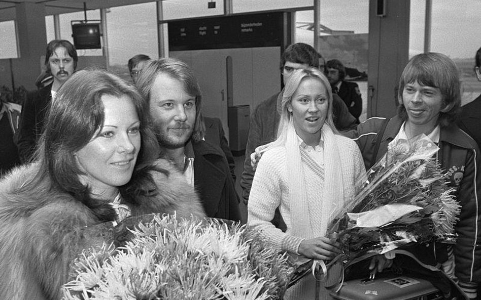 ABBA na lotnisku Schiphol w Amsterdamie 19 listopada 1976 roku. Fot. Bert Verhoeff/ lic. CC BY-SA 3.