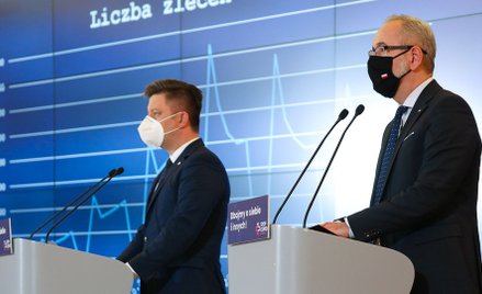 Twarzami walki z pandemią są dwaj ministrowie: Adam Niedzielski i Michał Dworczyk