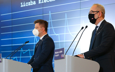 Twarzami walki z pandemią są dwaj ministrowie: Adam Niedzielski i Michał Dworczyk