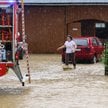 Strażacy pracują przy usuwaniu zalań po ulewie w Białym Dunajcu