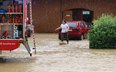 Strażacy pracują przy usuwaniu zalań po ulewie w Białym Dunajcu