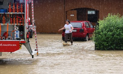 Strażacy pracują przy usuwaniu zalań po ulewie w Białym Dunajcu