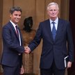 Gabriel Attal, ustępujący premier Francji, po lewej, i Michel Barnier, nowy premier Francji, w hotel