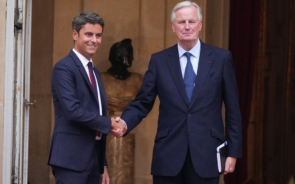 Gabriel Attal, ustępujący premier Francji, po lewej, i Michel Barnier, nowy premier Francji, w hotel