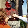Oblany farbą pomnik papieża w Świnoujściu wyczyściły wczoraj parafianki (fot: Artur Kubasik)