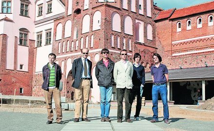 Na zamku w Mirze. Od lewej: A. Radziwiłł, M. Radziwiłł, D. Radziwiłł, M. Radziwiłł, K. Tomaszewski i