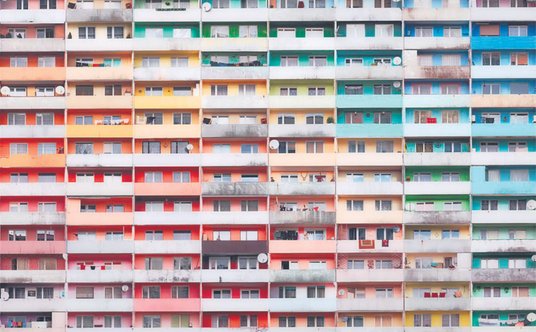 Nicolas Grospierre uwiecznił front bloku.