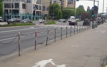 Mimo dużej skali działań, biało-czerwone słupki wciąż można spotkać w wielu punktach miasta.