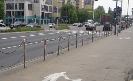 Mimo dużej skali działań, biało-czerwone słupki wciąż można spotkać w wielu punktach miasta.