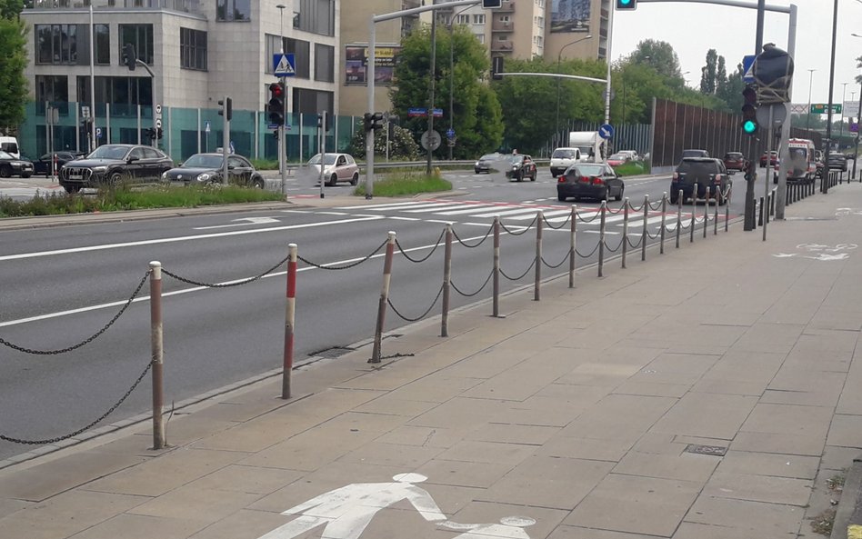 Mimo dużej skali działań, biało-czerwone słupki wciąż można spotkać w wielu punktach miasta.
