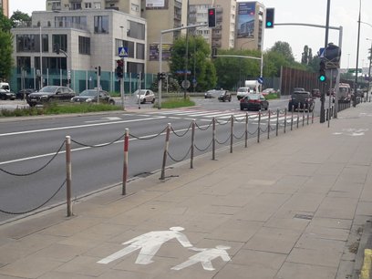 Mimo dużej skali działań, biało-czerwone słupki wciąż można spotkać w wielu punktach miasta.