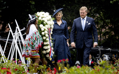 Holenderski król Wilhelm-Alexander i królowa Maxima składają wieniec podczas Narodowego Dnia Pamięci