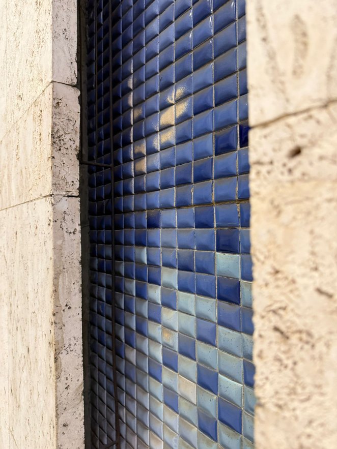 Dekoracje składają się ze szkliwionych elementów ceramicznych o wymiarach 4 × 3 cm, wykonanych w zak