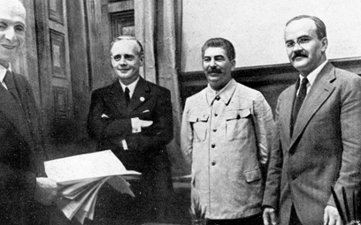 Od lewej: dyr. działu prawnego niemieckiego MSZ Friedrich Gauss, niemiecki minister spraw zagraniczn