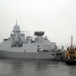 Holenderska fregata opuszcza port pasażerski w Rydze, gdzie demonstowała zaangażowanie NATO w ochron