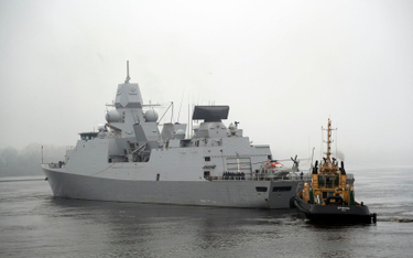 Holenderska fregata opuszcza port pasażerski w Rydze, gdzie demonstowała zaangażowanie NATO w ochron