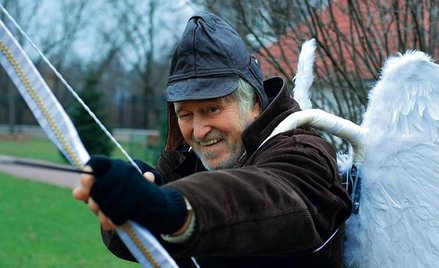 Jerzy (Jan Nowicki) jest niespokojnym duchem, który w uporządkowane życie mieszkańców Skolimowa wpro