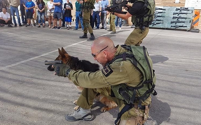 Izraelscy żołnierze szkolą turystów
