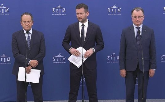 Na konferencji w Sejmie wystąpili w czwartek były minister sportu i turystyki Kamil Bortniczuk (w śr