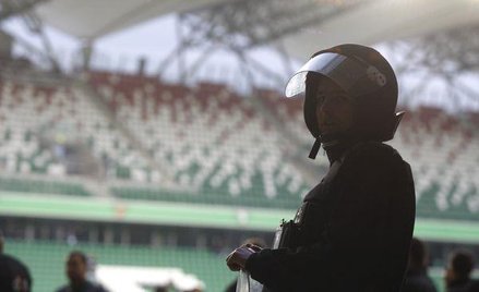 Imprezy masowe: Walka z pseudokibicami na meczu