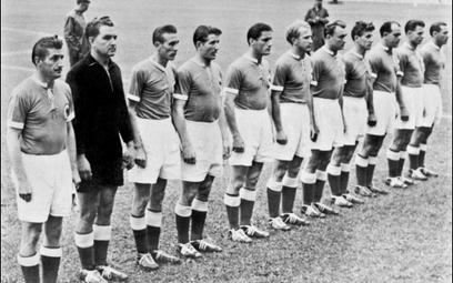 Reprezentacja Niemiec z 1954 roku - Horst Eckel stoi trzeci z lewej