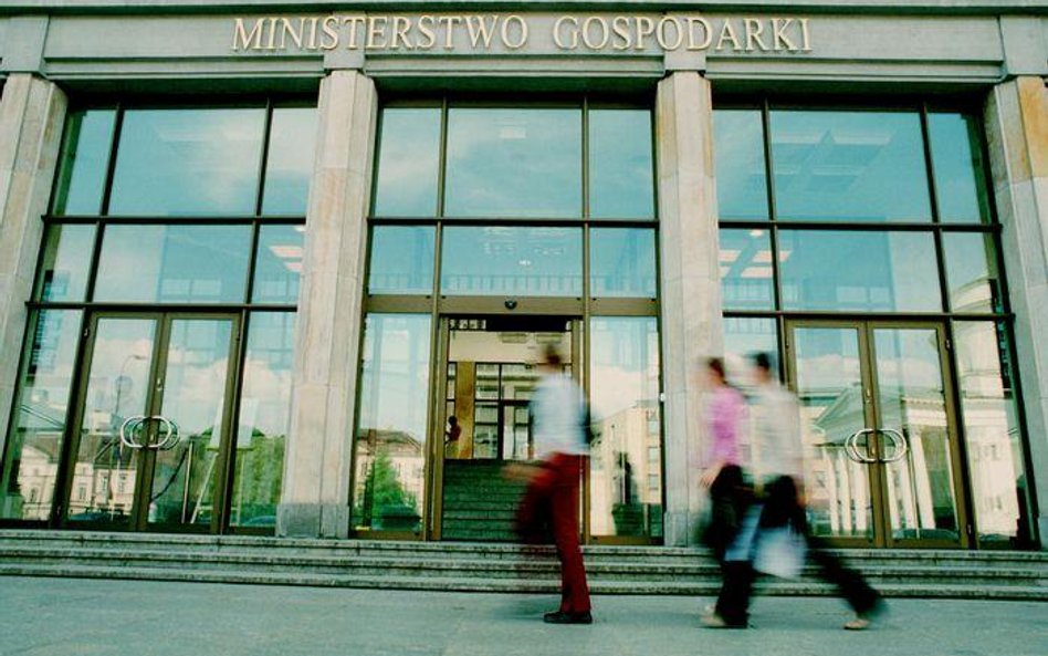 Delikatne rewizje PKB w dół