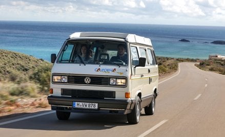 VW T3 California z zamkniętym dachem podczas podróży.