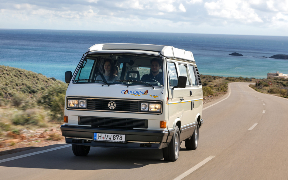 VW T3 California z zamkniętym dachem podczas podróży.