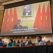 Dyskusja w Izbie Reprezentantów o zakazie TikToka. W tle na ekranie przywódca Chin Xi Jinping nawołu