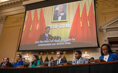 Dyskusja w Izbie Reprezentantów o zakazie TikToka. W tle na ekranie przywódca Chin Xi Jinping nawołu