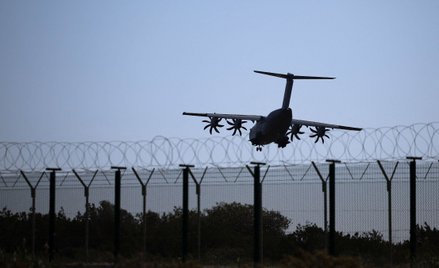 Samolot wojskowy lądujący w brytyjskiej bazie na Cyprze