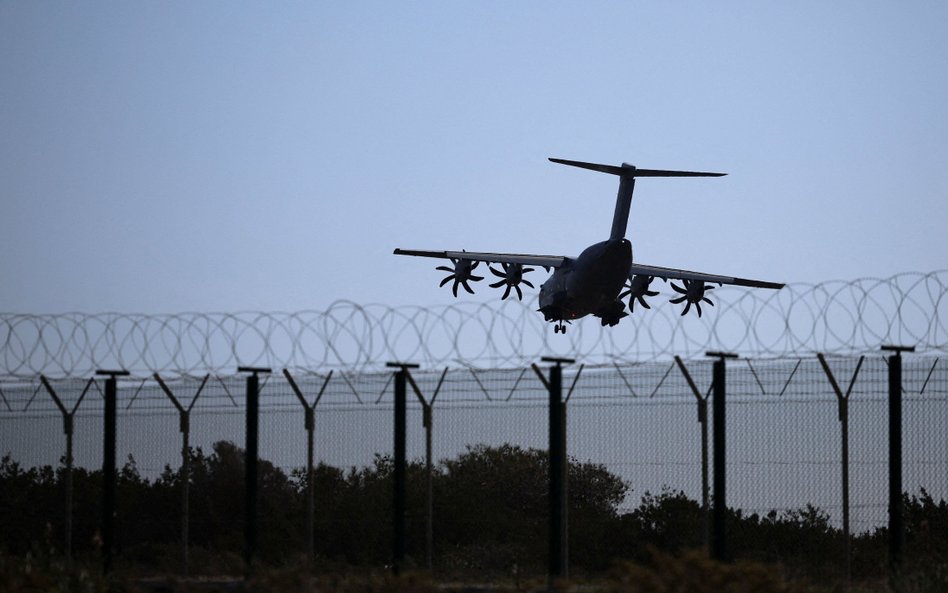 Samolot wojskowy lądujący w brytyjskiej bazie na Cyprze