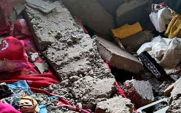 Wnętrze uszkodzonego w wyniku trzęsienia ziemi budynku w miejscowości Tehoru na wyspie Seram (archip