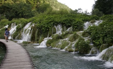 Park Narodowy Jezior Plitwickich tworzą efektowne wodospady i baseny ułożone piętrowo