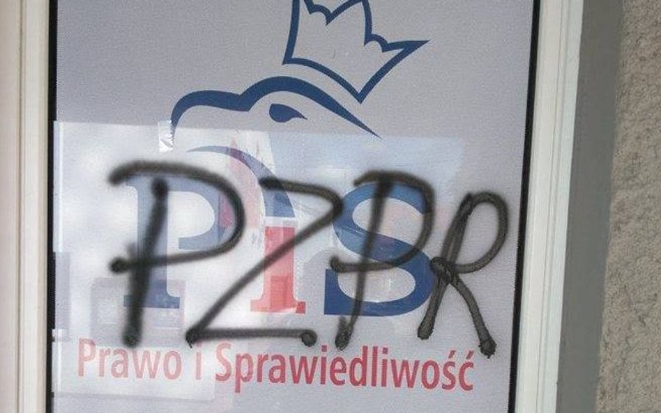 "PZPR" na biurze PiS. Zarzut: propagowanie ustroju totalitarnego